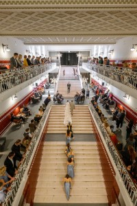 Izlandi-magyar esküvő a lépcsőn